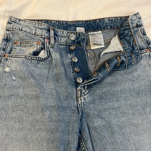 H&M light wash jeans - Picture 3 of 6